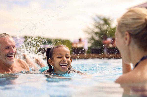 Un camping avec piscine dans la Drôme : Astuces pour un périple accompli
